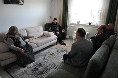 Kaymakamımız İsmail ERDOĞAN' ın İlçemize gelen Depremzede Vatandaşlarımızı Ziyareti