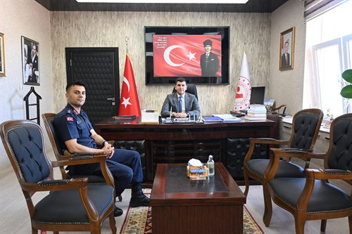  İlçemize yeni atanan İlçe Jandarma Komutanı J. Üsteğmen Mahmut BURUN' un Kaymakamımız İsmail ERDOĞAN 'ı Ziyareti