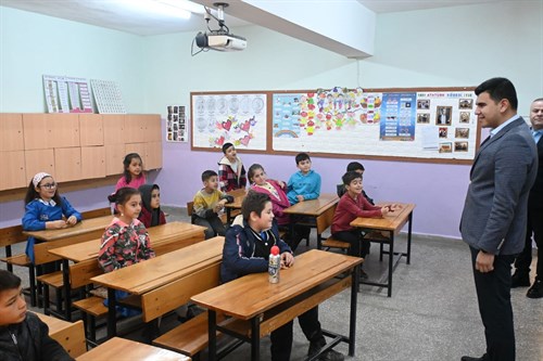 Kaymakamımız İsmail ERDOĞAN' ın 2022-2023 eğitim öğretim yılı yarıyıl tatili nedeniyle Cumhuriyet İlkokulu ’nda düzenlenen karne törenine katıldı.