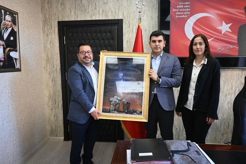Ulubey Halk Eğitim Merkezi Müdürlüğümüzde hazırlanan tablo ve eşya örneklerinden Kaymakamımız İsmail ERDOĞAN'a takdimi